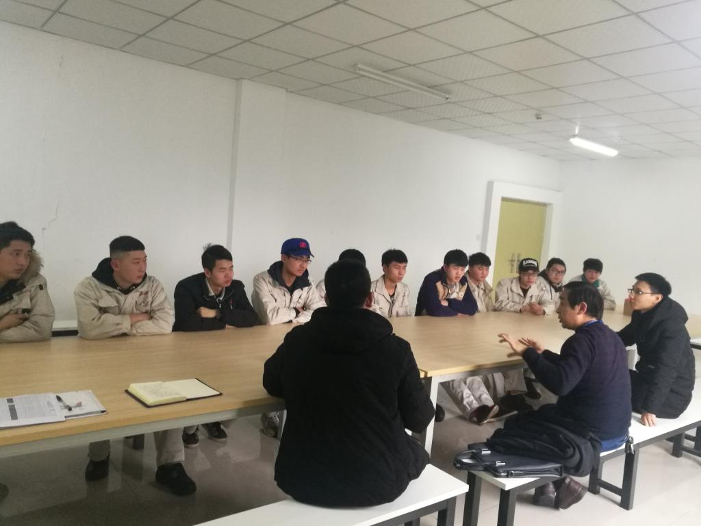 与实习员工沟通交流